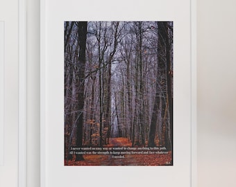 Puede incluir: Una impresión enmarcada con una fotografía de un camino a través de un bosque en otoño. Las hojas se están volviendo rojas y naranjas. El texto en la impresión dice: "Nunca quise un camino fácil o quise cambiar nada en este camino. Todo lo que quería era la fuerza para seguir adelante y enfrentar lo que fuera que necesitara."