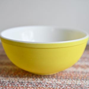 Vintage 1940&#39;s Pyrex Original 4 Qt Yellow Primary Colors Mixing Bowl - No Numbers