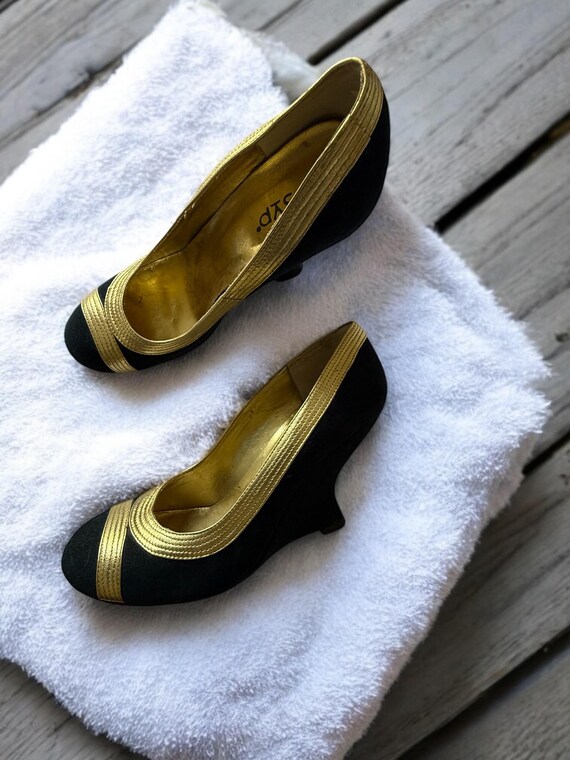 Unique Shapely Wedge Pumps - image 2