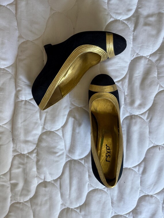 Unique Shapely Wedge Pumps - image 6