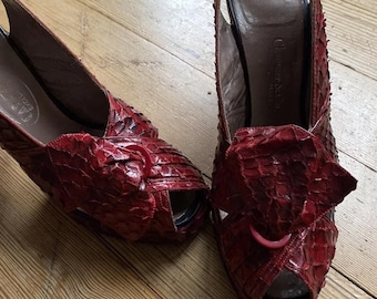 Striking True Vintage, Chandler & Co., Ladies Skin Heels, Ruby Red - size 8