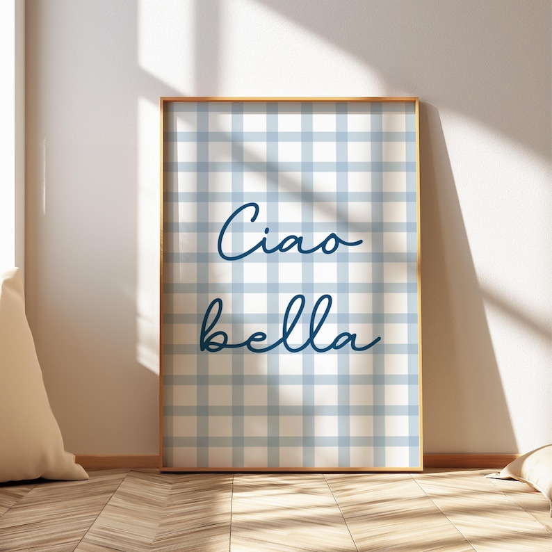 Puede incluir: Un p&oacute;ster de estampado vichy azul y blanco con el texto "Ciao bella" en una fuente azul cursiva.