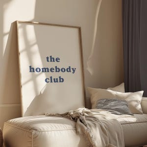 Homebody Club Wall Art - Modny wydruk sztuki ściennej - Jasnoniebieski nadmorski wystrój ścienny - Neutralna ściana Modny wystrój wózka barowego - Cyfrowe pobieranie sztuki