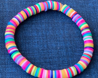 Bracelet empilable d’argile polymère coloré