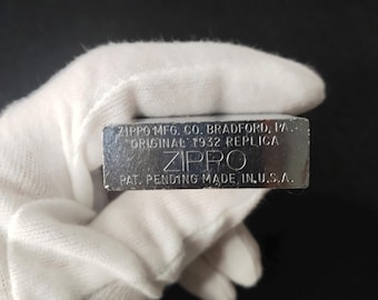 Le Zippo Replica 1932 (Première version) est la première série de répliques du tout premier modèle de briquet Zippo, produit de 1988 à 1992.