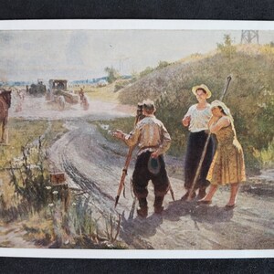Puede incluir: Una postal vintage que representa una escena rural con tres personas de pie en un camino de tierra. Un hombre con un sombrero de paja sostiene un palo largo, mientras que otro hombre sostiene una herramienta de agrimensura. Una mujer con un vestido amarillo se para junto al hombre con el palo. En el fondo, un carro tirado por caballos y un automóvil conducen por el camino.