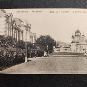 Cartão postal da Rússia czarista. Peterhof. O palácio e a igreja.