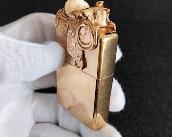 Briquet ZIPPO.Zippo High Polish Gold Electro Saddle.Bradford,PA.1988,en excellent état de fonctionnement.Briquet de collection très rare.