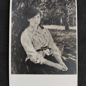Carte postale URSS. Studio photo Izogiz. Moscou 1958. Tirage 22000. V.A. Serov - Fille éclairée par le soleil.