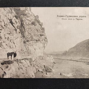 Postkarte aus dem zaristischen Russland. Militärische Georgische Straße. Shossa über dem Fluss Terek. 1917.