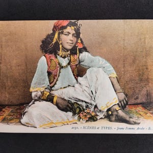 Carte postale Algérie.Scènes et types.-Jeune Femme Arabe-E.S.
