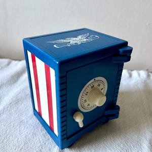Banco de juguete de plástico funcional de 1976, primera caja fuerte del Centenario de ahorros federales, caja fuerte de cerdito, banco vintage rojo, blanco y azul con combinación en la parte inferior