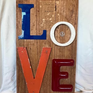 Grande obra de arte suspensa com montagem de mídia mista LOVE - madeira antiga reaproveitada vintage verdadeira, arte recuperada única, folk hippie, paz e amor