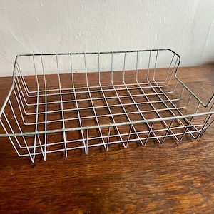 Bandeja para cartas de alambre de metal abollado vintage auténtica, bandeja de entrada de fábrica industrial plateada, bandeja de correo industrial desgastada, almacenamiento para el hogar y la oficina.