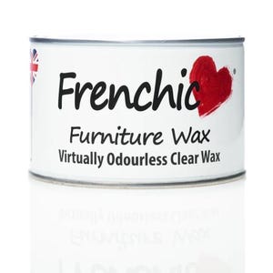 Könnte beinhalten: Eine weiße zylindrische Metalldose mit Frenchic Möbelwachs. Das Etikett zeigt den schwarzen Schriftzug Frenchic, Furniture Wax und Virtually Odourless Clear Wax sowie ein rotes Herzsymbol und eine kleine britische Flagge auf der linken Seite.