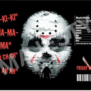Könnte beinhalten: Eine Schwarzweißillustration von Jason Voorhees' Hockeymaske mit einem roten Streifen über den Augen. Die Maske spiegelt sich in einem See mit einem kleinen Boot im Hintergrund. Der Text "FRIDAY THE 13TH" ist in Weiß auf schwarzem Hintergrund gedruckt. Der Text "KI-KI-KI", "MA-MA-MA", "CH CH CH", und "AH AH AH" ist in Rot auf schwarzem Hintergrund gedruckt. Der Text "Nutrition Facts" ist in Weiß auf schwarzem Hintergrund gedruckt. Der Text "SPOOKY", "GOOSEBUMPS", "TRICKS", "TREATS", "FUN", "FRIGHT", und "EEK!" ist in Weiß auf schwarzem Hintergrund gedruckt. Der Text "100%" ist in Weiß auf schwarzem Hintergrund gedruckt.