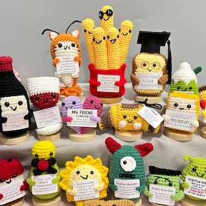 Papas fritas tejidas a crochet, pizza, tostadas, botellas y copas de vino, corazón, decoración de escritorio de apoyo emocional, comida tejida a crochet, regalo positivo, cumpleaños, regalo para ella/niño.