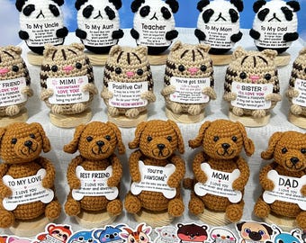 かぎ針編みの感情支援動物 - 子犬、子猫、パンダ、パーソナライズされたタグ、インスピレーションを与えるぬいぐるみ、デスクバディ、お母さん/友人/先生へのギフト