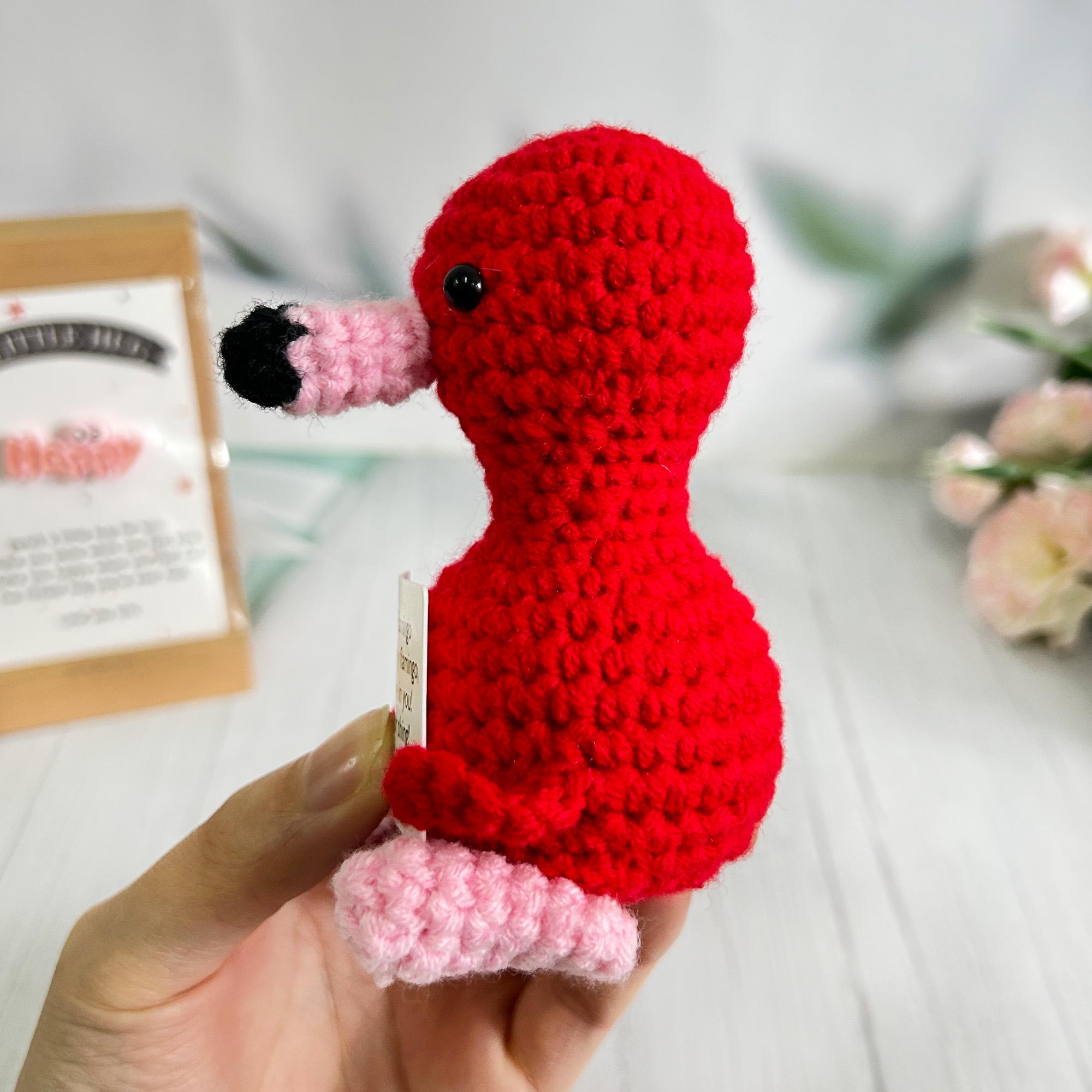 AWARDSEN Positiver Flamingo – Handgehäkeltes Tier Mit Motivationskarte, Emotionaler Unterstützer, Geschenk Für Frauen & Männer, Rot/rosa