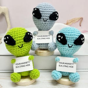 Extraterrestres de ganchillo hechos a mano, Cosmo el extraterrestre, muñeco extraterrestre, amigurumi extraterrestre, kit de ganchillo extraterrestre, peluche extraterrestre de ganchillo, criatura extraterrestre, regalo para él
