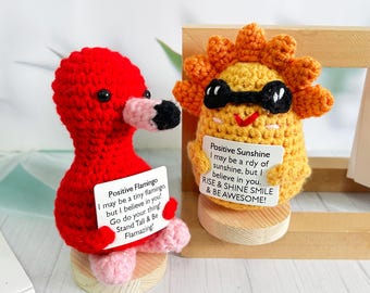 AWARDSEN Positiver Flamingo – Handgehäkeltes Tier Mit Motivationskarte, Emotionaler Unterstützer, Geschenk Für Frauen & Männer, Rot/rosa