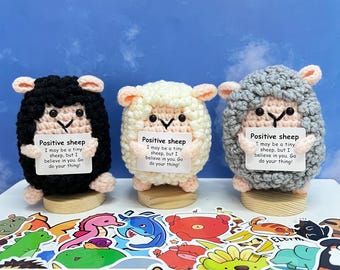 かわいいかぎ針編みの羊、ポジティブな羊、編みぐるみの羊、かぎ針編みの動物の子羊、編みぐるみのぬいぐるみ、パーソナライズされたタグ、かぎ針編みの家畜、誕生日プレゼント