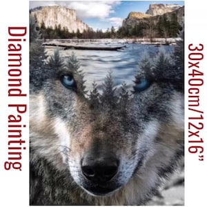 Könnte beinhalten: Diamantmalerei mit einem Wolfsgesicht und auffälligen blauen Augen, vor einer Landschaft mit Bergen und Fluss. Die Größe beträgt 30x40cm (ca. 12x16 Zoll).