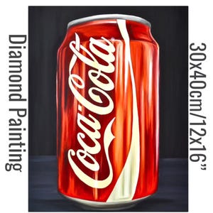 Puede incluir: Una lata de Coca-Cola roja y blanca con el logotipo de Coca-Cola en letras blancas. La lata está sobre un fondo negro. Pintura de Diamantes, 30x40cm/12x16"