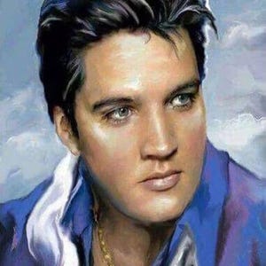 Könnte beinhalten: Ein gemaltes Porträt von Elvis Presley. Das Bild zeigt sein Gesicht mit dunklem Haar, blauen Augen und einer blauen Jacke mit weißem Kragen. Eine goldene Kette ist sichtbar. Der Hintergrund hat ein wolkenartiges Aussehen.