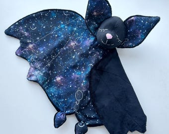 Manta de peluche personalizada con diseño de murciélago y galaxia espacial para bebé.