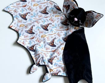 Regalo personalizado para baby shower del pequeño mago Harry, peluche de murciélago de la escuela de magia para bebé, 1er Halloween