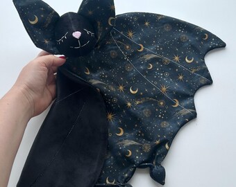 Peluche gótico hecho a mano para bebé: Peluche de murciélago para baby shower de Halloween
