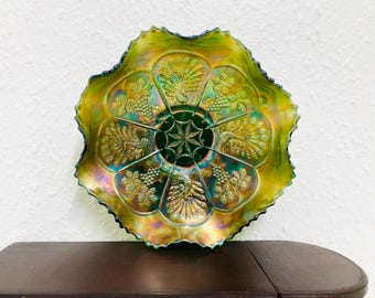 Glazen kom Fenton Carnival: pauw en druif, groen iriserend, circa 1920