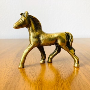 Vintage heavy brass miniature horse, in good vintage condition