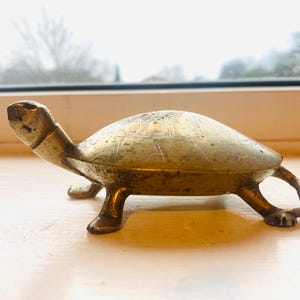 Vintage heavy brass turtle / paperweight in good vintage condition