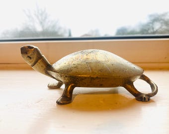 Vintage heavy brass turtle / paperweight in good vintage condition