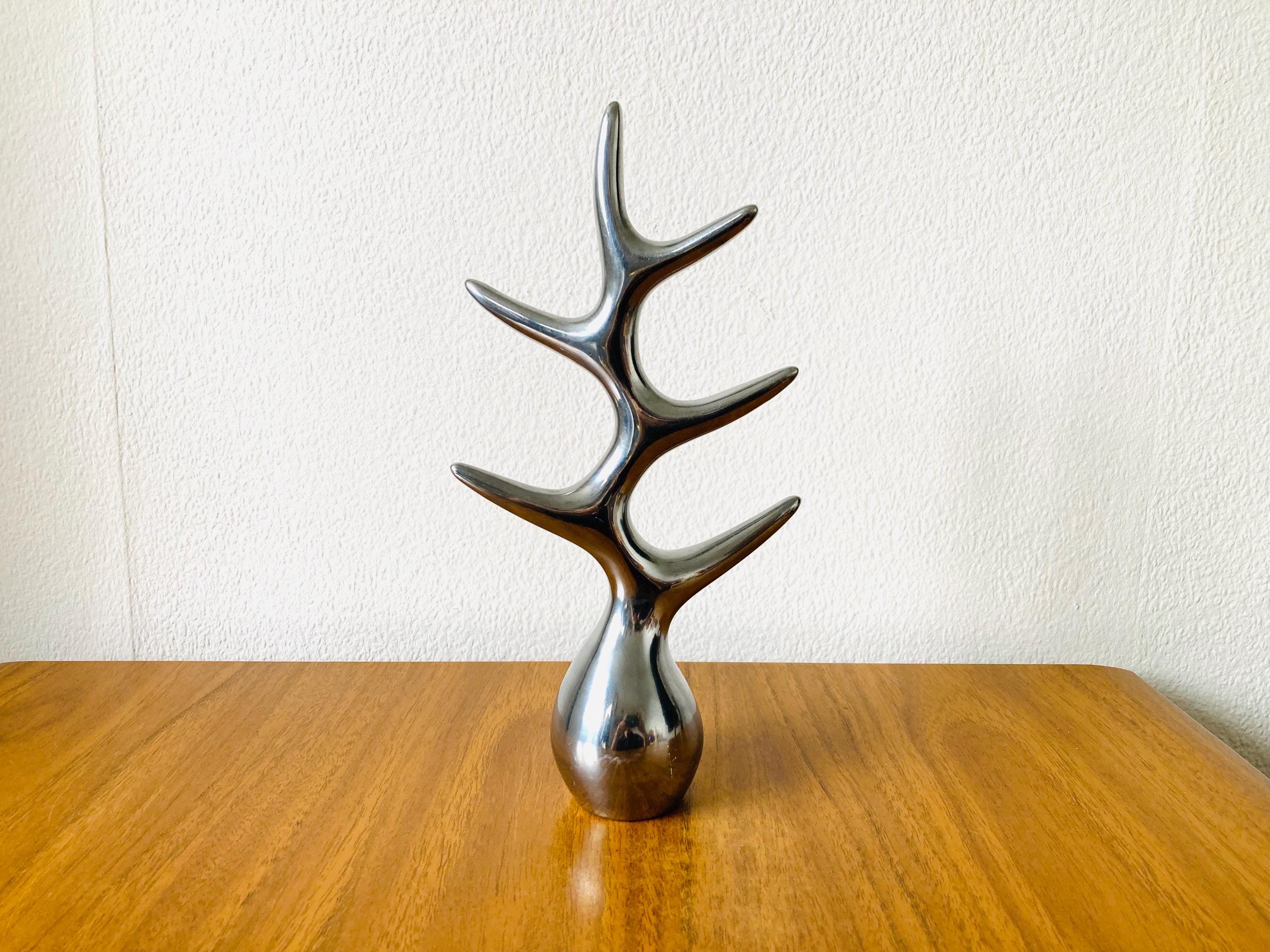 デンマークのアーティスト、ルイーズ・クリストがデザインし、署名した