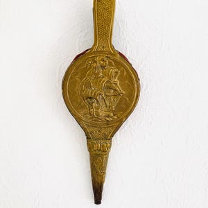 Vintage fire place bellows, made of wood, brass and leather, depicting a ship. The item is in good vintage condition