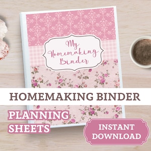 Pode incluir: Uma pasta de anéis rosa e branca com um padrão floral e o texto "My Homemaking Binder" na capa. A pasta está sobre uma superfície de madeira com uma xícara de café. O texto "Homemaking Binder", "Planning Sheets" e "Instant Download" também é visível.