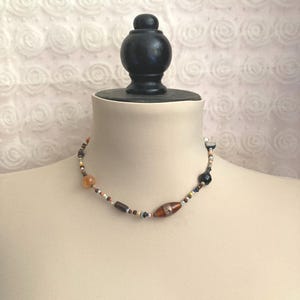 Choker necklace, small pearls.