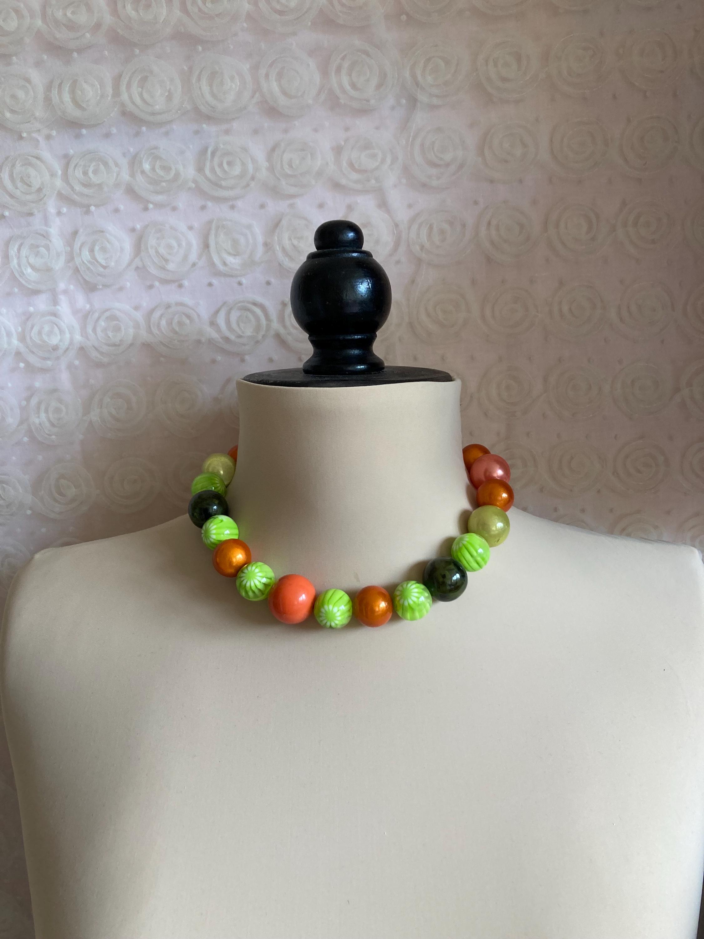 Collier Court Vintage Années 1970 - Perles Rondes Et Olives En Résine Rose Saumoné - Longueur 48,5 Cm - Occasion