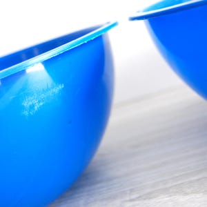 Może przedstawiać: Zestaw trzech ceramicznych kubk&oacute;w z nakrapianym, matowym wykończeniem. Kubki są w odcieniach kremu, jasnoszarym i ciemnoszarym. Każdy kubek ma prosty, minimalistyczny design.