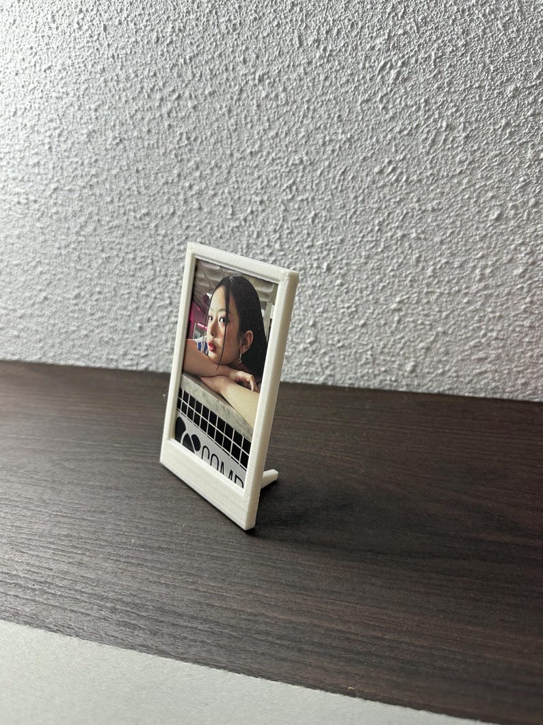 Peut inclure: Cadre photo blanc avec une photo d'une femme &agrave; l'int&eacute;rieur. Le cadre a un support au dos.