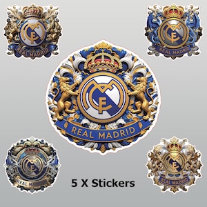 Könnte beinhalten: Fünf blaue und goldene Aufkleber mit dem Wappen von Real Madrid. Jeder Aufkleber zeigt eine Krone, Löwen und das Real Madrid Logo.