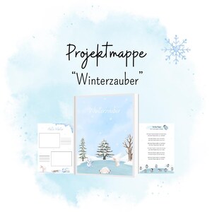 Puede incluir: Un conjunto de artículos de papelería con temática invernal, que incluye un cuaderno y dos tarjetas. El cuaderno y las tarjetas tienen ilustraciones de acuarela de un paisaje nevado y el texto "Winterzauber". El fondo es azul claro.