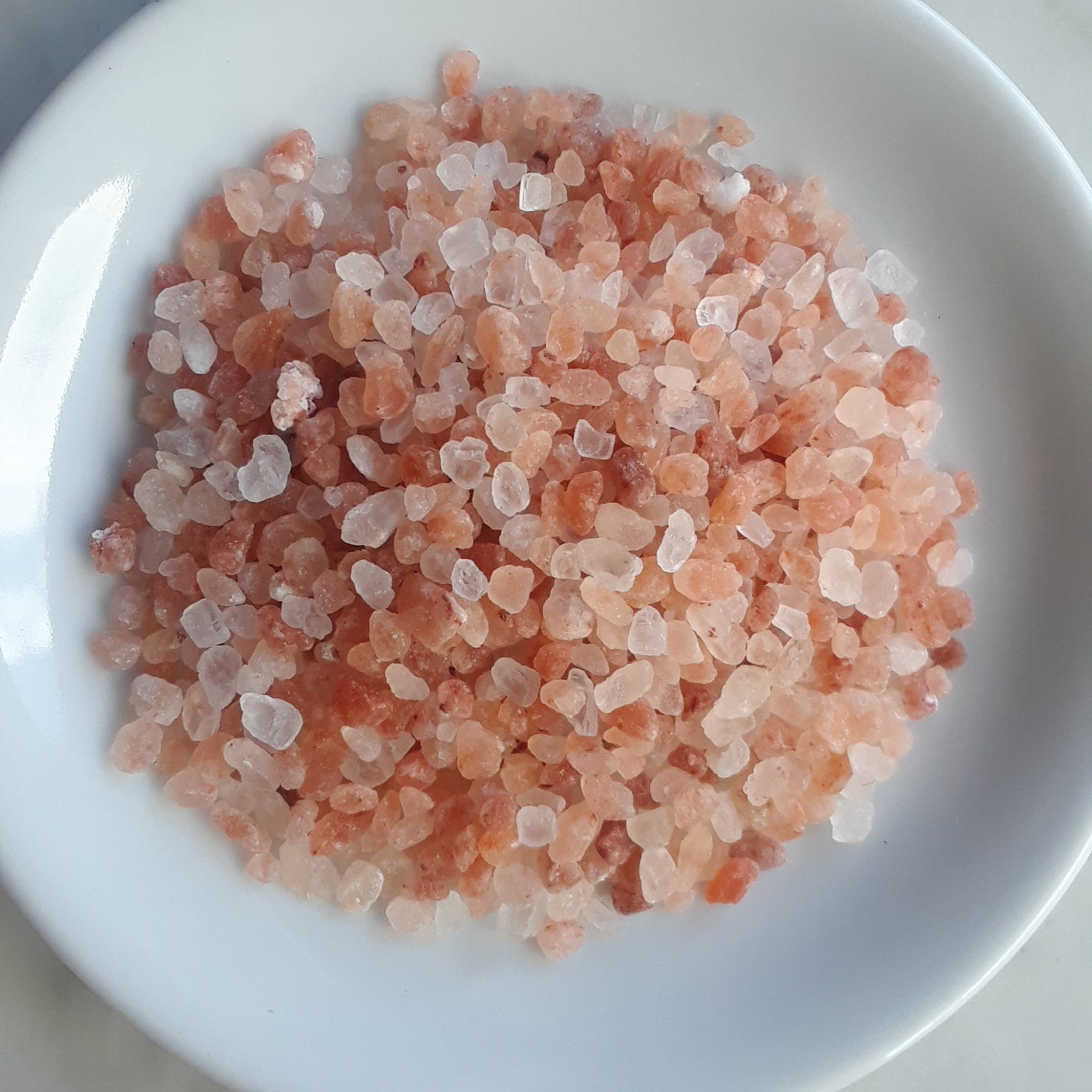 желтой кровяной солью k4[fe(cn)6]. соль cn. соль без фона. желтой кровяной солью k4[fe(cn)6]. розовая соль pink salt.