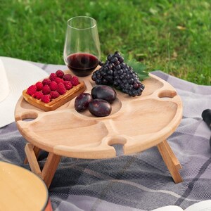 Mesa de vino plegable para 4 copas, mesa de picnic de madera personalizada, bandeja para servir al aire libre, regalo de 5.º aniversario, tabla de quesos portátil