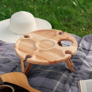 Mesa de vino para exterior, mesa baja de picnic, bandeja redonda para aperitivos y quesos, bandeja plegable para vino y portavasos, carrito de vino personalizado, regalos para amigos.