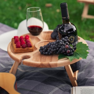 Mesa de vino plegable portátil, soporte de vino de madera personalizado, soporte de vino para exteriores e interiores, mesa de picnic pequeña, tabla de vino y queso personalizada