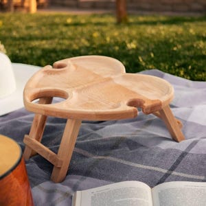 Mesa de vino plegable para picnic, bandeja portátil de madera con portavasos, regalo hecho a mano para exteriores, ideal para parejas, camping o jardín.